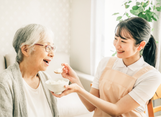 居室内での食事提供と服薬支援