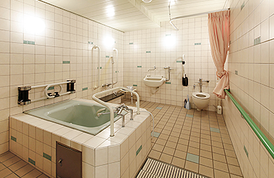 写真：介助浴室（予約制）